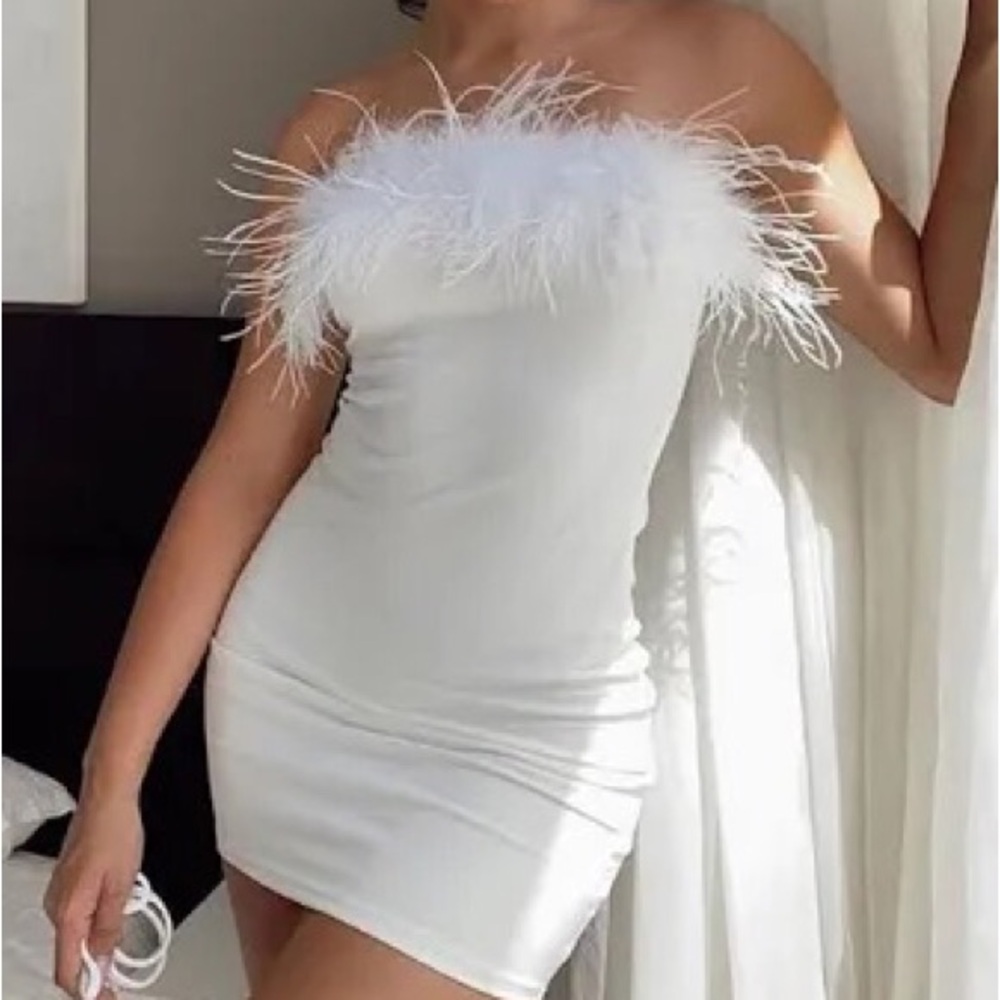 FASHION NOVA: WHITE  SPAGHETTI STRAP DRESS WITH WHITE FEATHERS SIZE S